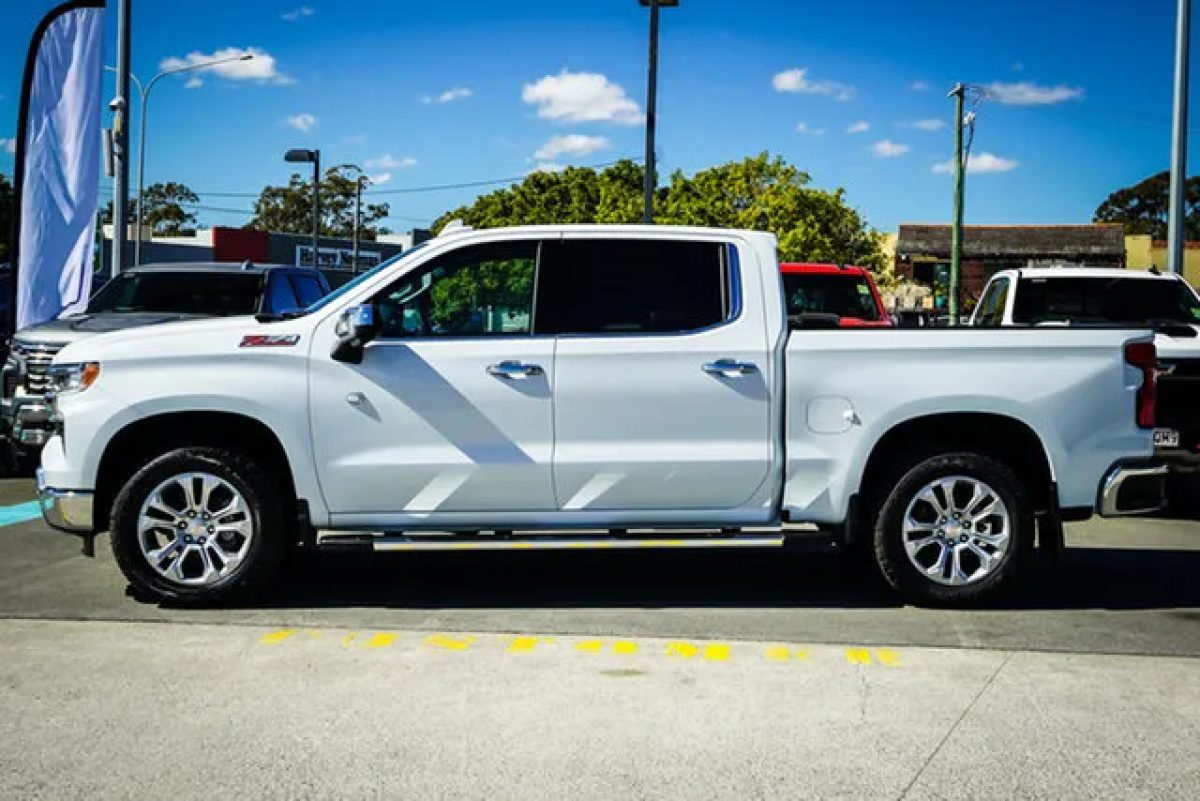 2026 Chevrolet Silverado T1 MY26i 1500 LTZ Premium Pickup Crew Cab W/Tech Pack Polar White Tricoat