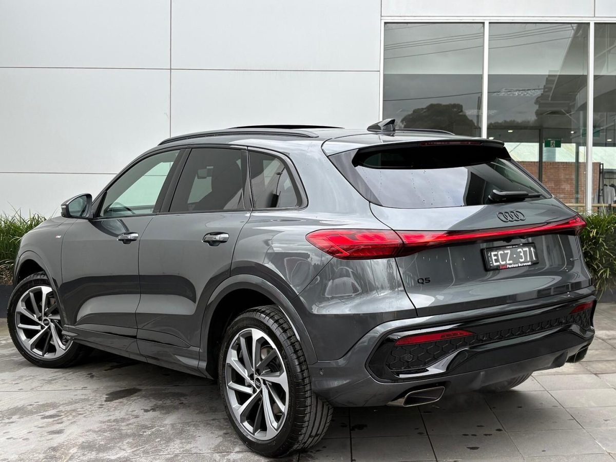 Audi Q5 SUV sport TFSI quattro S tronic