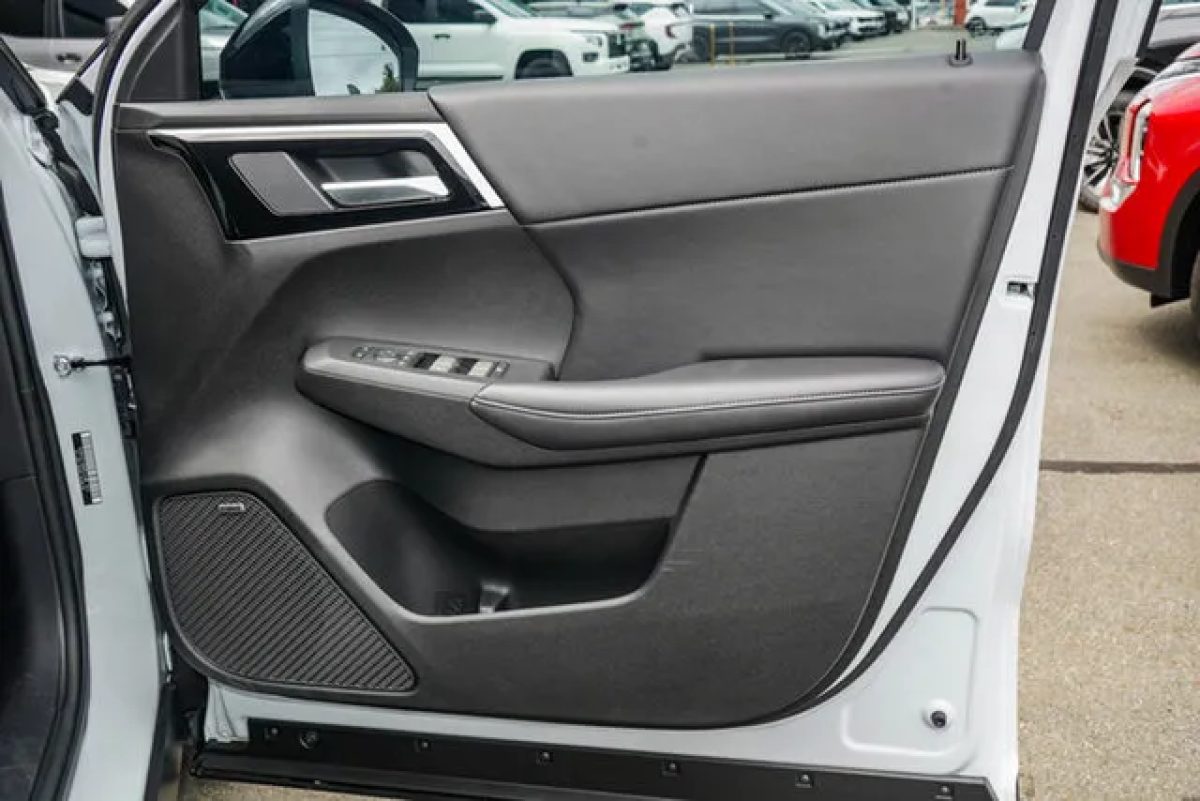 2026 Mitsubishi Outlander ZM MY26 Black Edition 2WD White Diamond 8 Speed Constant Variable Wagon