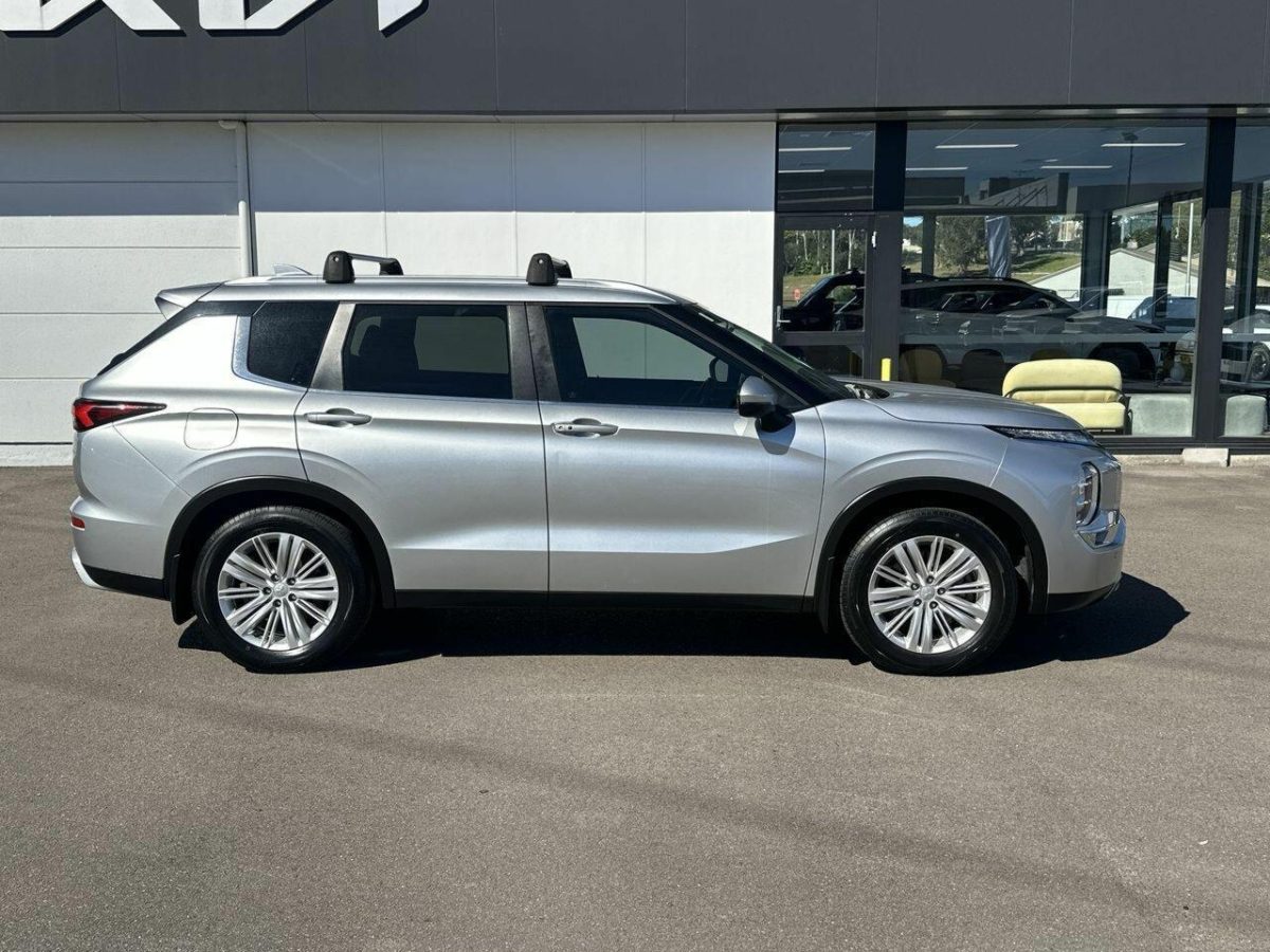 2023 Mitsubishi Outlander LS