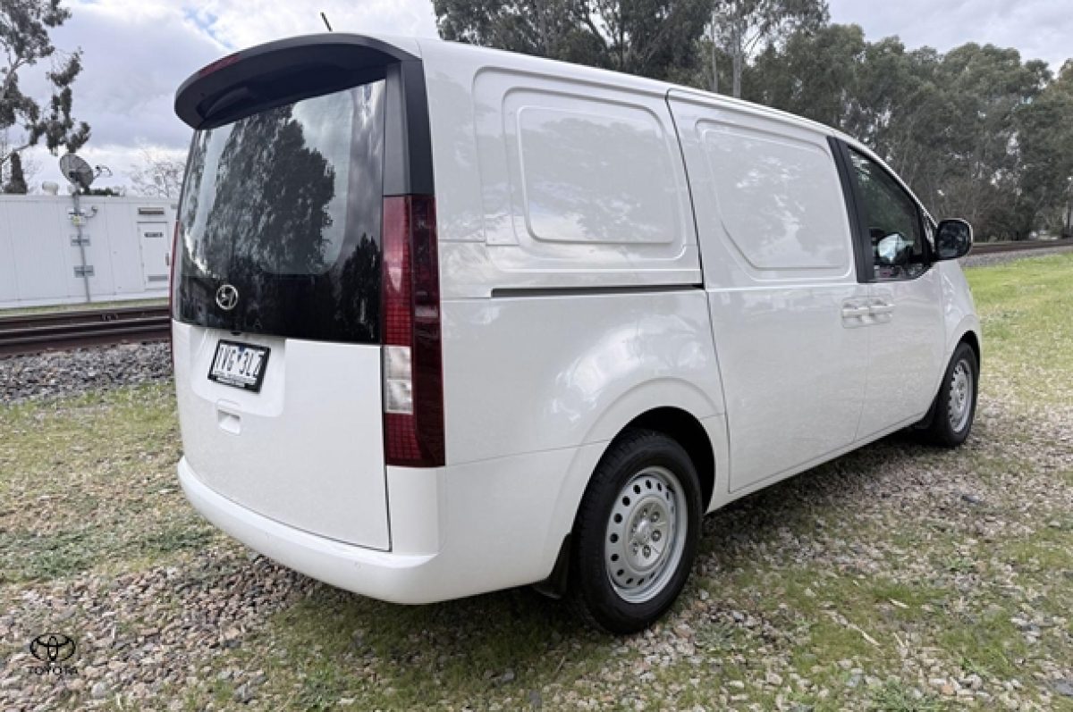 2022 Hyundai STARIA Base