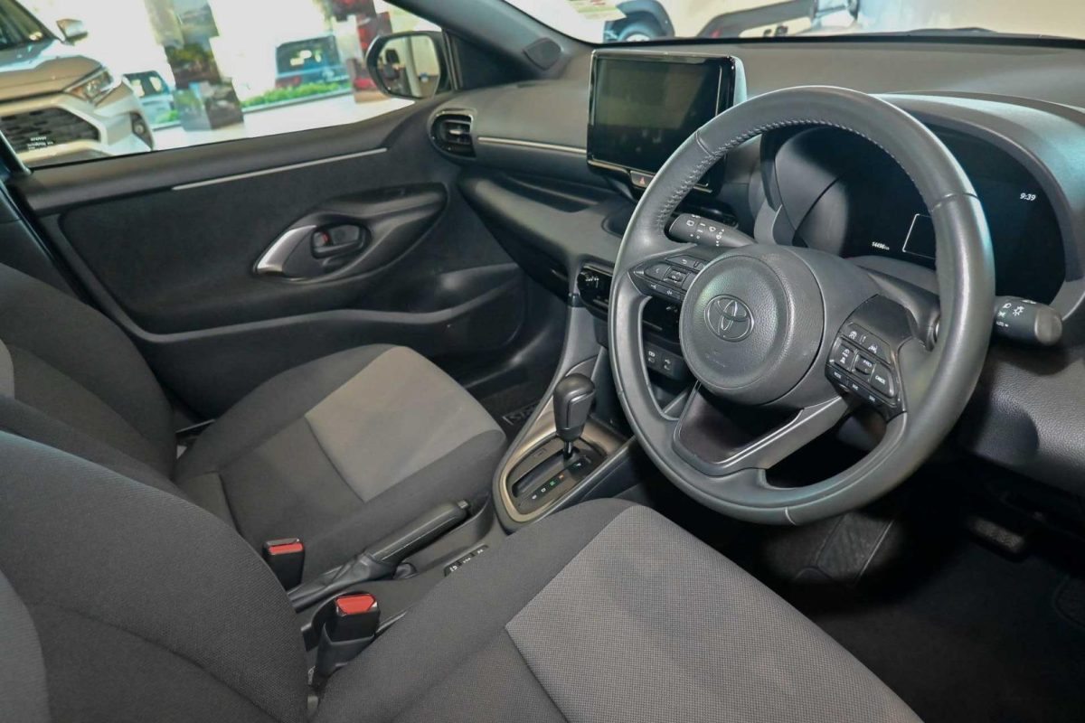 2025 Toyota Yaris Hybrid SX