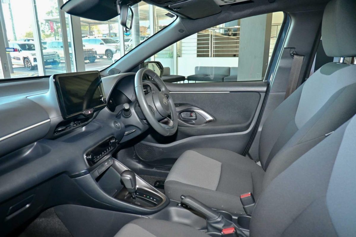 2025 Toyota Yaris Hybrid SX