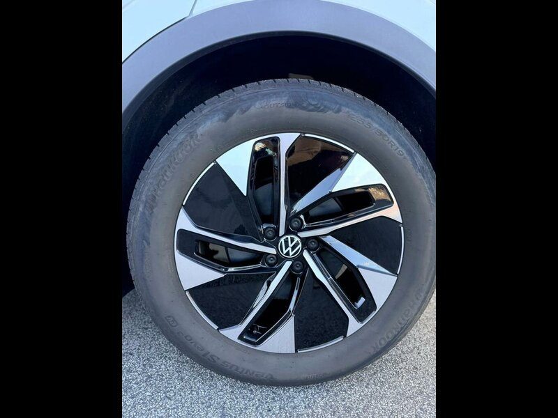 2025 Volkswagen ID.5 Pro Wagon (White) Demo Car