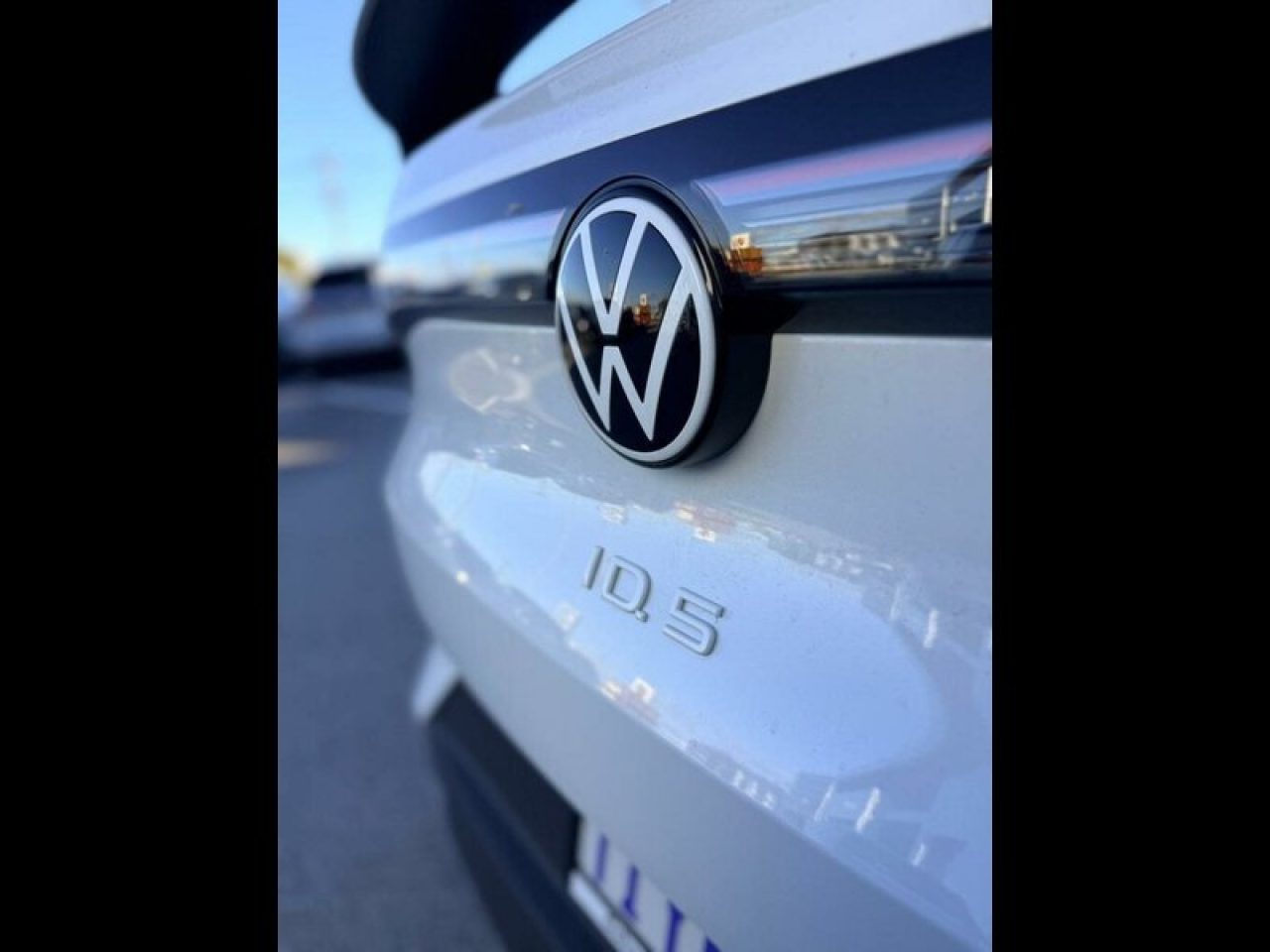 2025 Volkswagen ID.5 Pro Wagon (White) Demo Car