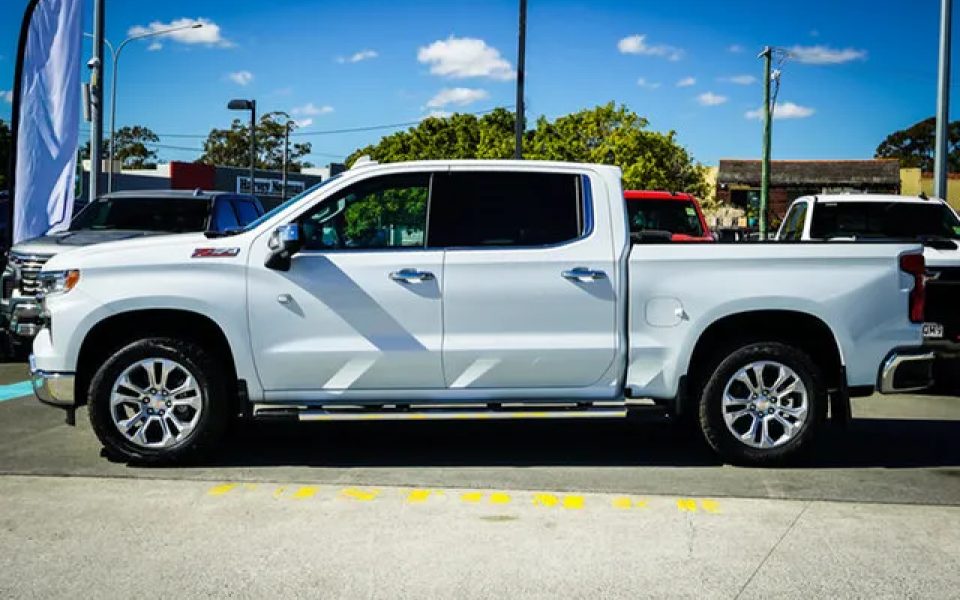 2026 Chevrolet Silverado T1 MY26i 1500 LTZ Premium Pickup Crew Cab W/Tech Pack Polar White Tricoat