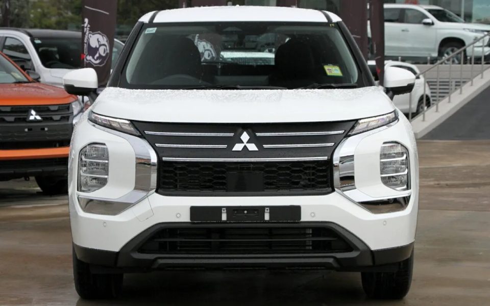 2026 Mitsubishi Outlander ZM MY25 ES 2WD White 8 Speed Constant Variable Wagon