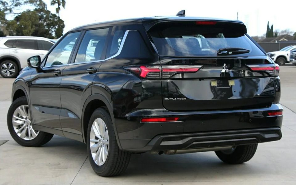 2026 Mitsubishi Outlander ZM MY26 ES 2WD Black Diamond 8 Speed Constant Variable Wagon