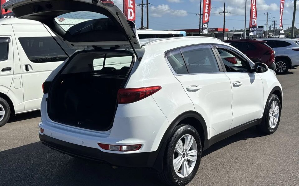 2017 Kia Sportage QL MY17 Si 2WD Wagon $17,990 Excluding Government Charges ~$93 Cost to fill at $1.50/L ~784km Average per tank Fuel Type Petrol Fuel Efficiency 7.9L / 100km Transmission Automatic Odometer 129,323 kms Used Vehicle $17,990 Excluding Gover