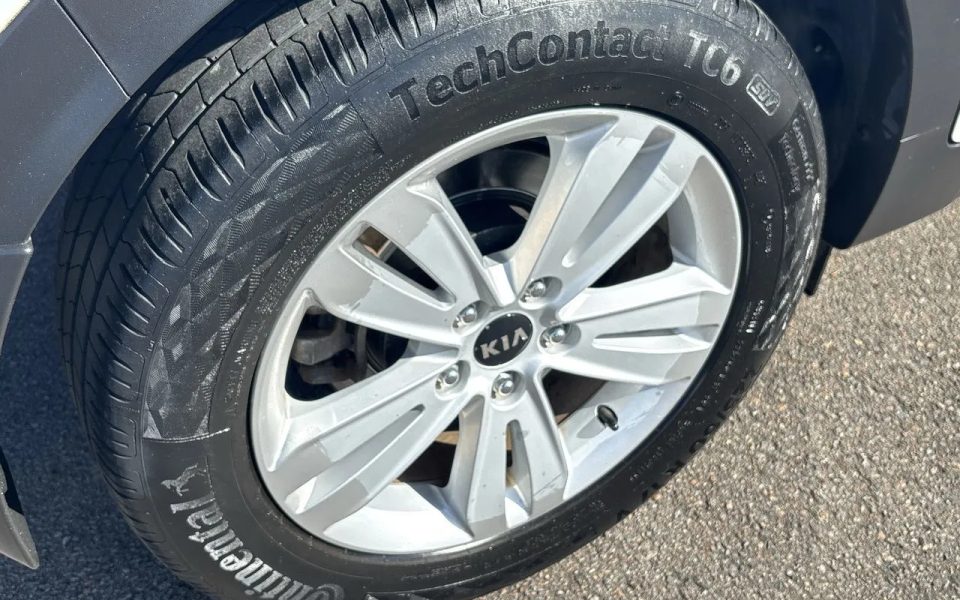 2017 Kia Sportage QL MY17 Si 2WD Wagon $17,990 Excluding Government Charges ~$93 Cost to fill at $1.50/L ~784km Average per tank Fuel Type Petrol Fuel Efficiency 7.9L / 100km Transmission Automatic Odometer 129,323 kms Used Vehicle $17,990 Excluding Gover