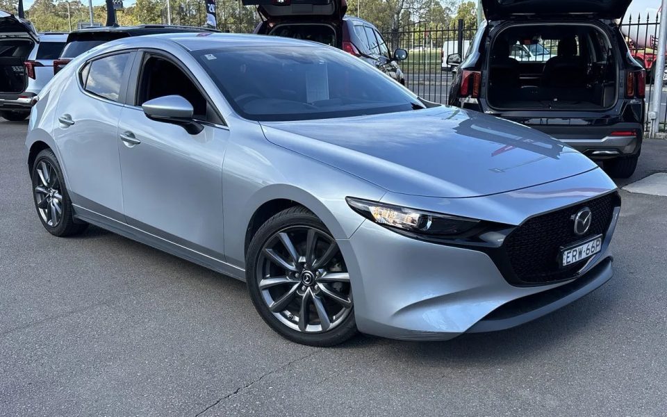 2019 Mazda 3 BP2H7A G20 SKYACTIV-Drive Evolve Hatchback $21,990 Excluding Government Charges ~$77 Cost to fill at $1.50/L ~822km Average per tank Fuel Type Petrol Fuel Efficiency 6.2L / 100km Transmission Automatic Odometer 79,837 kms Used Vehicle $21,990
