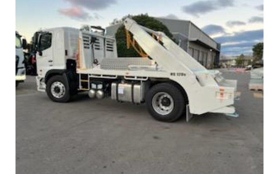 2025 Hino 700 Series 1832 At Leaf SKIP LOAD DS120 Cab Chassis (White)