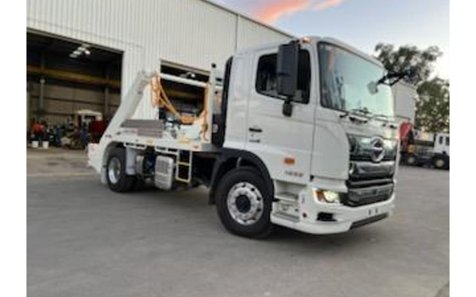 2025 Hino 700 Series 1832 At Leaf SKIP LOAD DS120 Cab Chassis (White)
