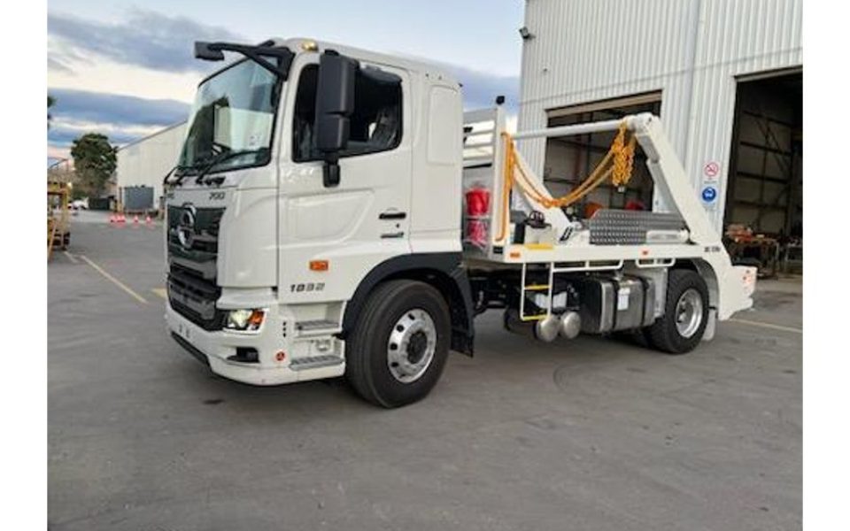 2025 Hino 700 Series 1832 At Leaf SKIP LOAD DS120 Cab Chassis (White)