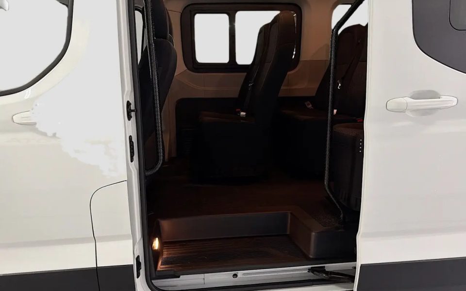 2026 LDV Deliver 9LWB Mid Roof Bus Rear Wheel Drive Automatic $52,990 # 2,814km 2026 2.0L Located at: Sales & ServiceR03779EnquireSee Details