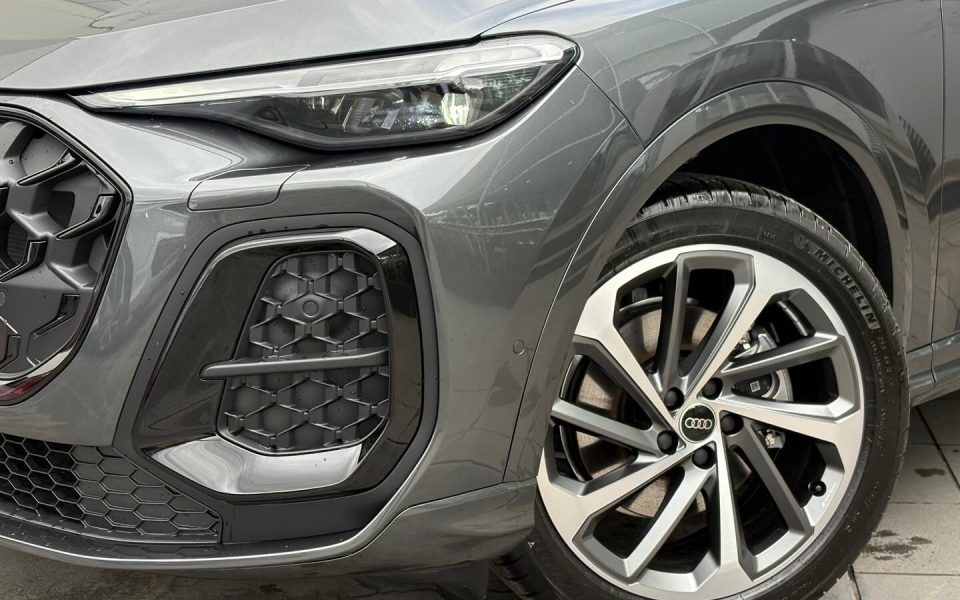 Audi Q5 SUV sport TFSI quattro S tronic
