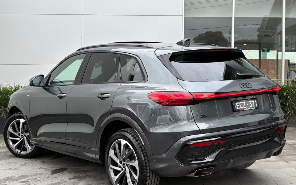Audi Q5 SUV sport TFSI quattro S tronic