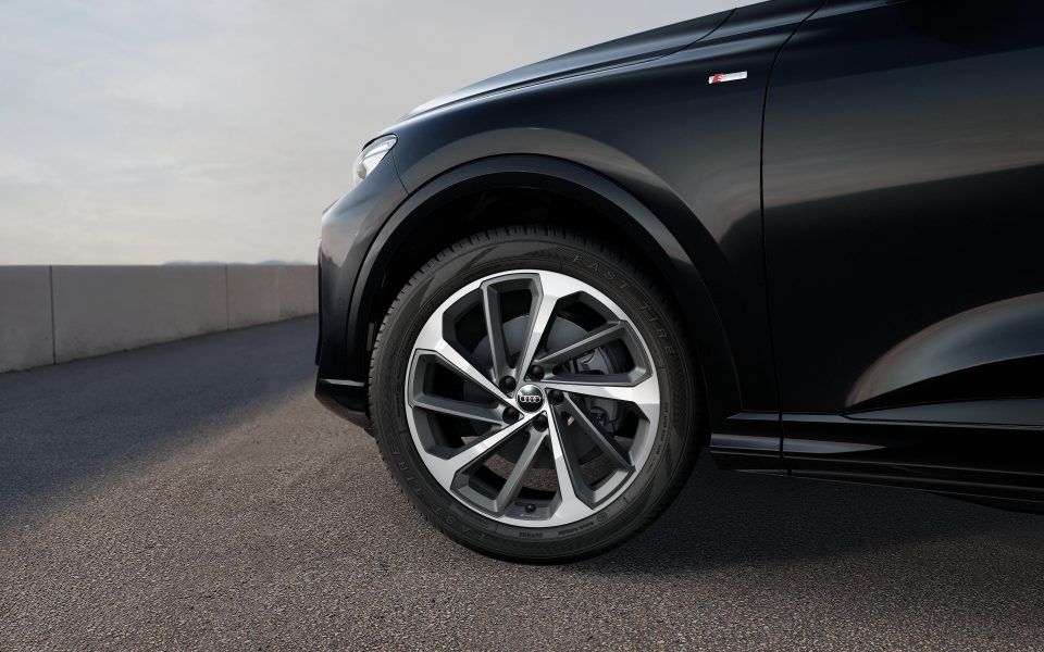 Audi Q5 SUV sport TFSI quattro S tronic