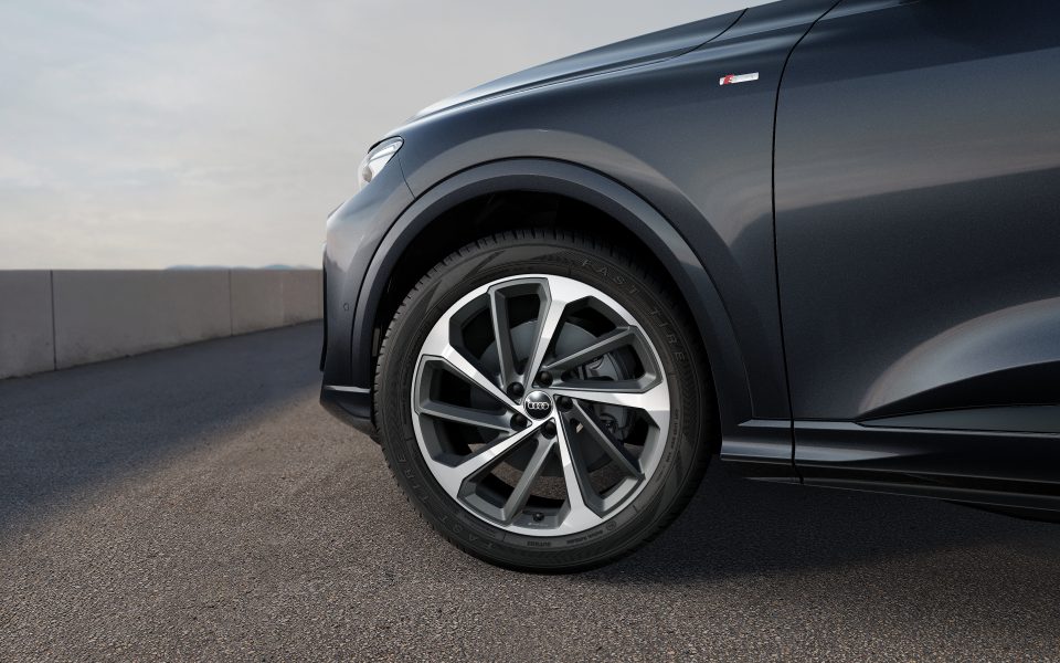 Audi Q5 SUV sport TFSI quattro S tronic