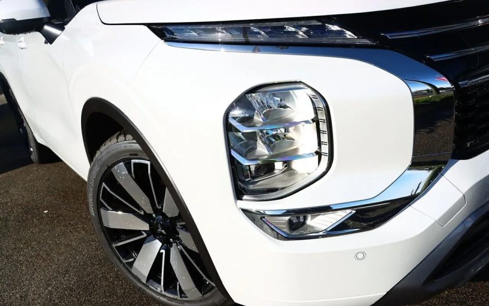 2026 Mitsubishi Outlander ZM MY26 Exceed Tourer AWD White Diamond 8 Speed Constant Variable Wagon