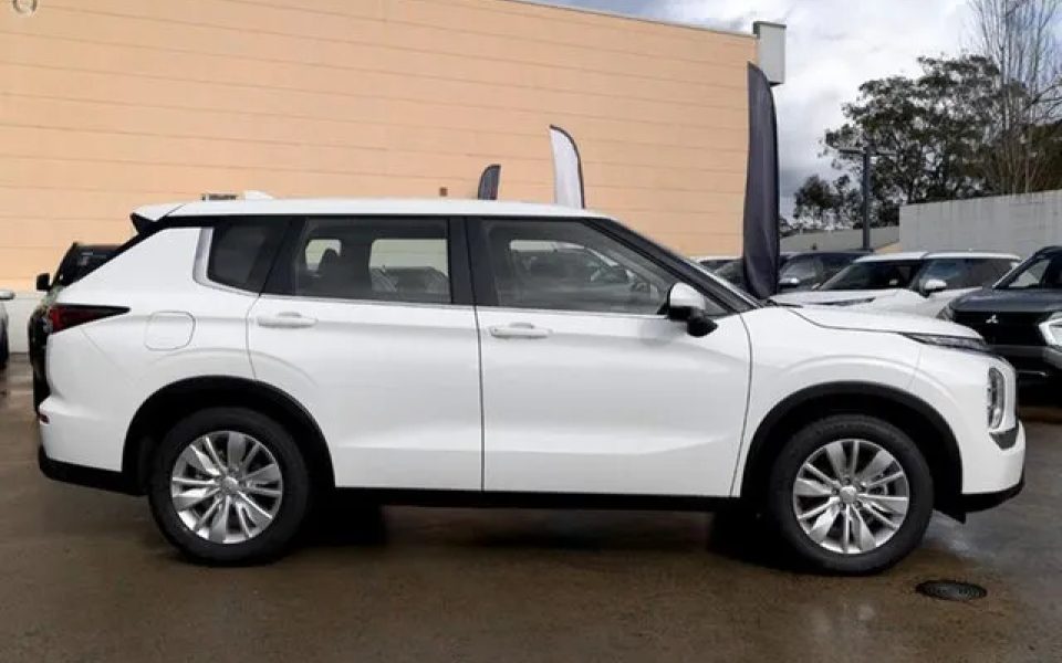 2026 Mitsubishi Outlander ZM MY25 ES AWD White 8 Speed Constant Variable Wagon