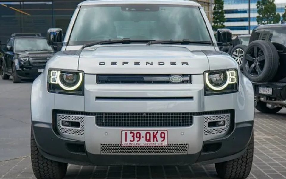 2023 Land Rover Defender L663 23.5MY 110 D300 AWD SE Silver 8 Speed Sports Automatic Wagon