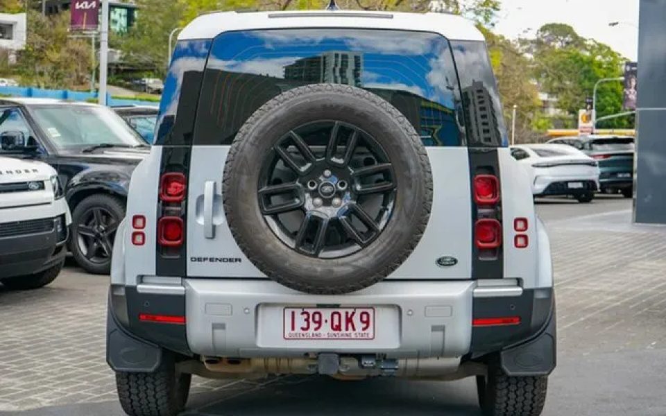 2023 Land Rover Defender L663 23.5MY 110 D300 AWD SE Silver 8 Speed Sports Automatic Wagon