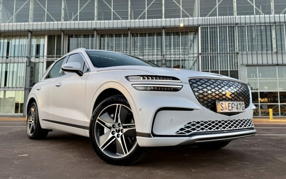 2025 Genesis GV70 SIGNATURE AWD PERFORMANCE Wagon (Glacier White) Used Car