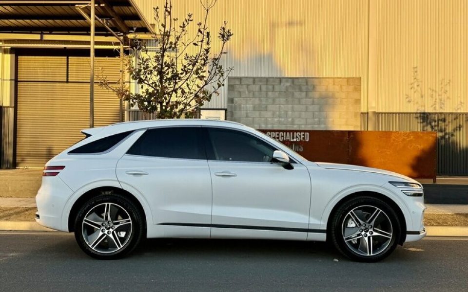 2025 Genesis GV70 SIGNATURE AWD PERFORMANCE Wagon (Glacier White) Used Car