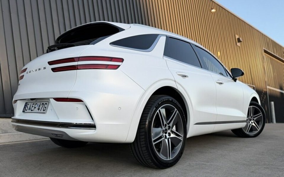 2025 Genesis GV70 SIGNATURE AWD PERFORMANCE Wagon (Glacier White) Used Car