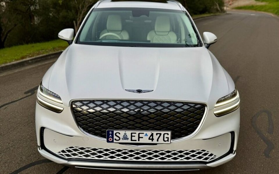 2025 Genesis GV70 SIGNATURE AWD PERFORMANCE Wagon (Glacier White) Used Car