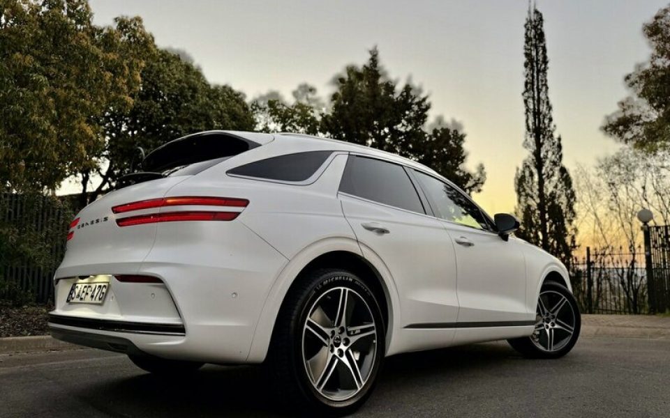 2025 Genesis GV70 SIGNATURE AWD PERFORMANCE Wagon (Glacier White) Used Car