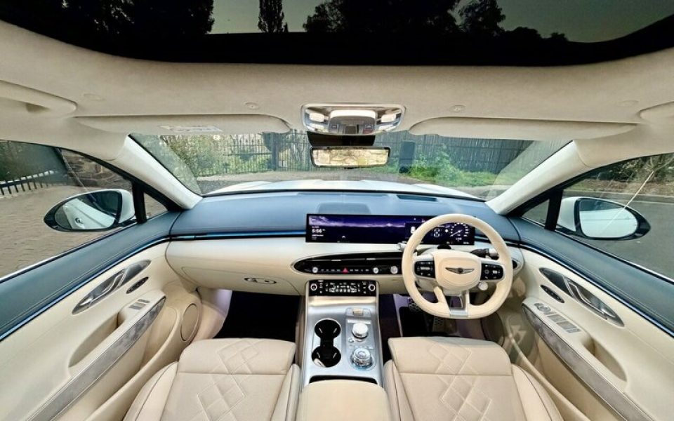 2025 Genesis GV70 SIGNATURE AWD PERFORMANCE Wagon (Glacier White) Used Car