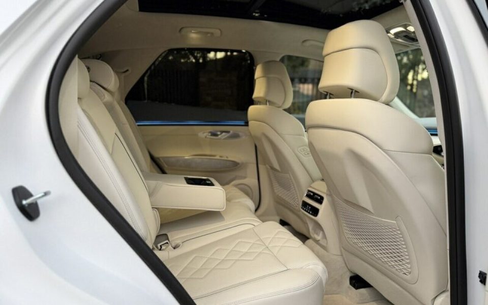 2025 Genesis GV70 SIGNATURE AWD PERFORMANCE Wagon (Glacier White) Used Car