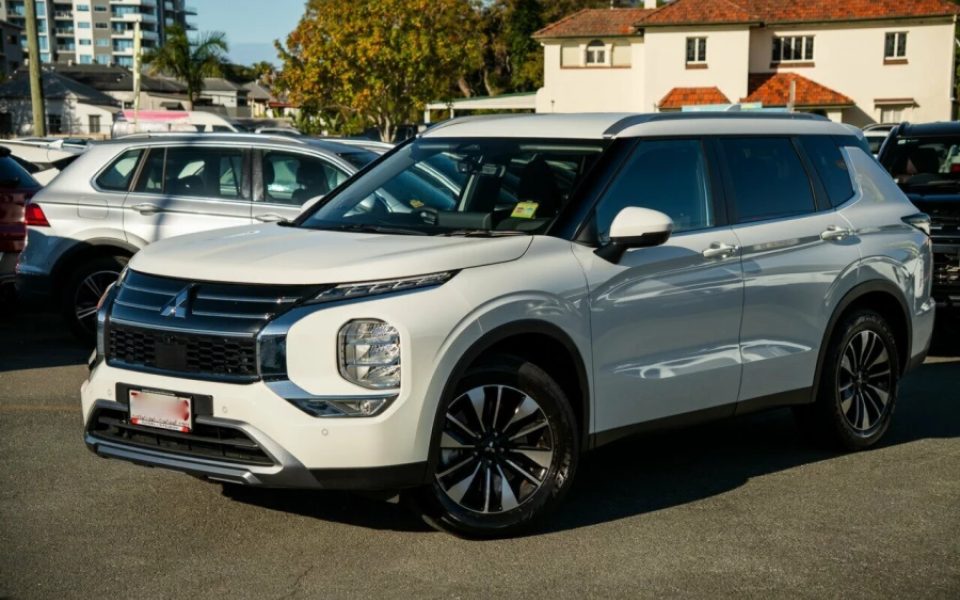 2025 Mitsubishi Outlander LS FWD