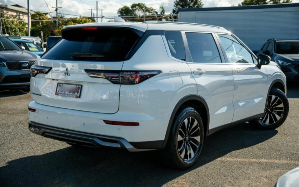 2025 Mitsubishi Outlander LS FWD