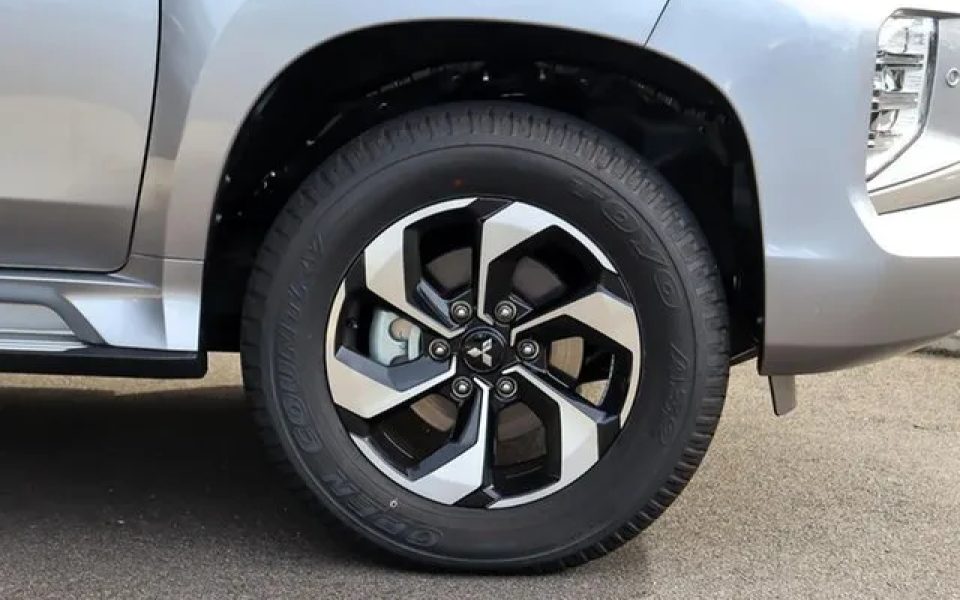 2024 Mitsubishi Pajero QG MY25 Exceed (4WD) 7 Seat Blade Silver 8 Speed Automatic