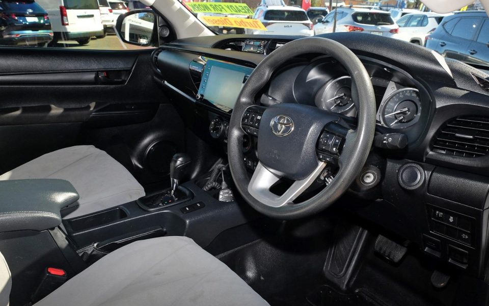 2023 Toyota HILUX SR