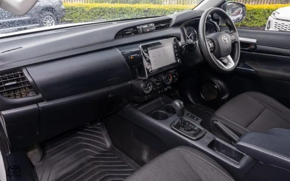 2022 Toyota Hilux SR