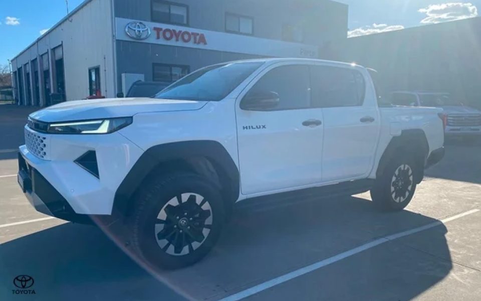 2025 Toyota Hilux SR5 48V