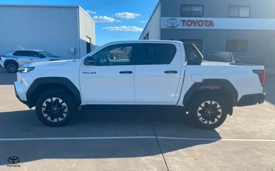 2025 Toyota Hilux SR5 48V