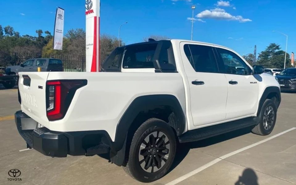 2025 Toyota Hilux SR5 48V