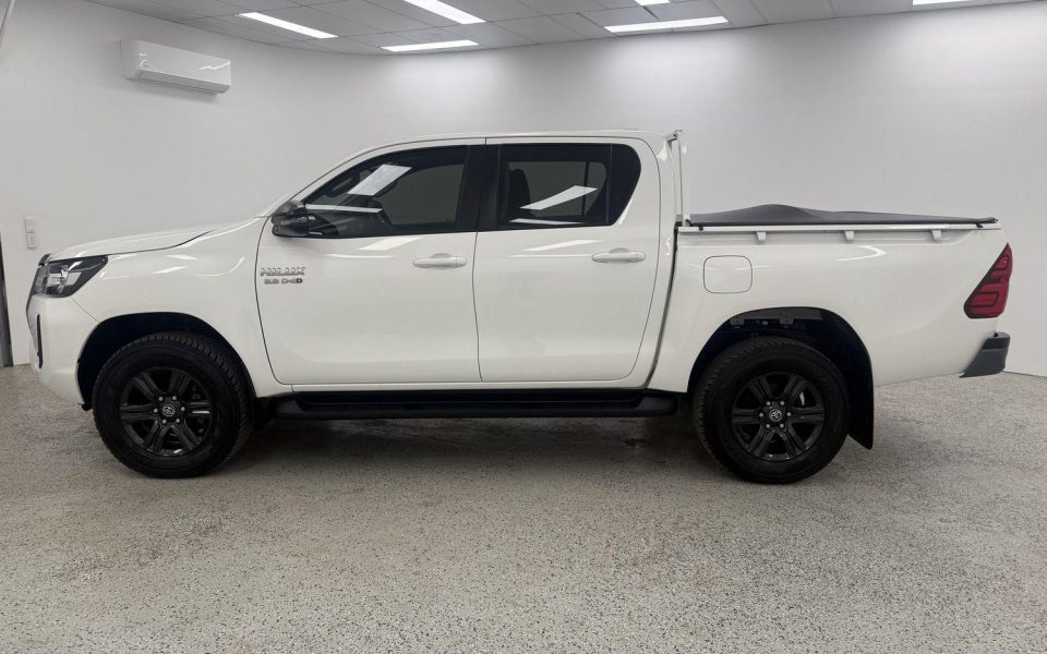 2023 Toyota Hilux SR