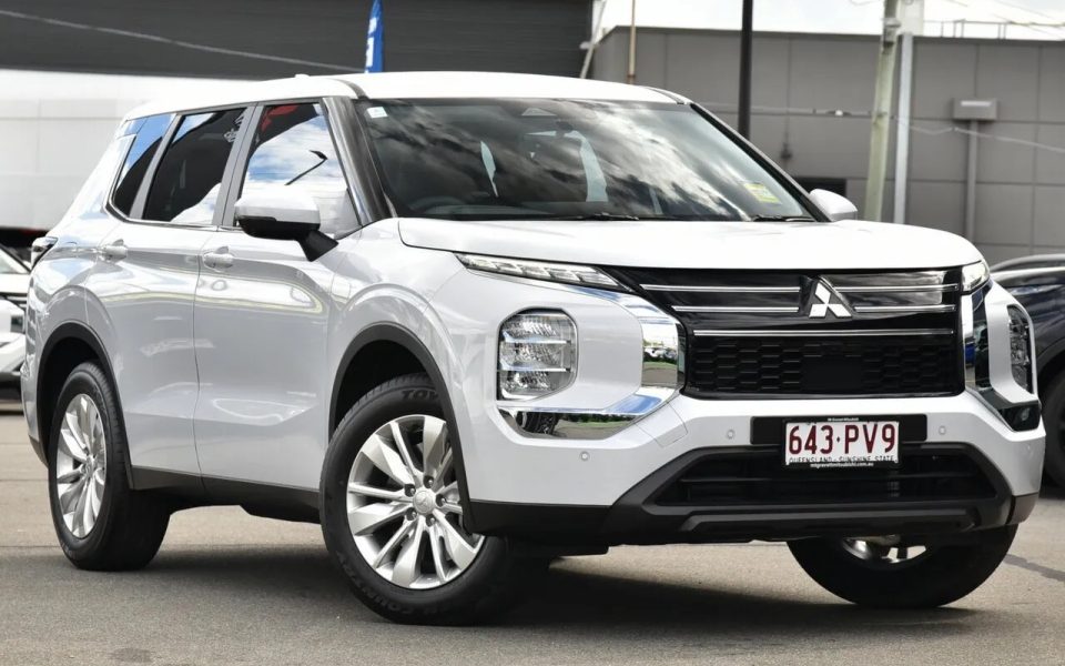 2025 Mitsubishi Outlander ZM MY25 ES 2WD White Diamond 8 Speed Constant Variable Wagon