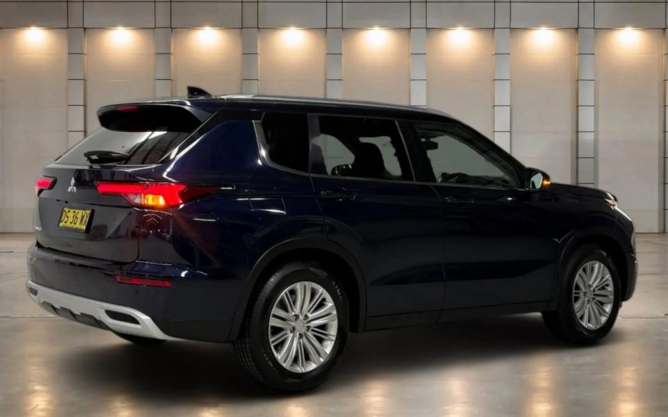 2024 Mitsubishi Outlander LS