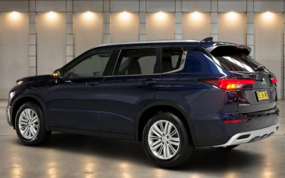 2024 Mitsubishi Outlander LS