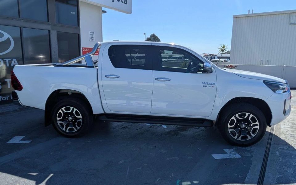 2023 Toyota Hilux SR5