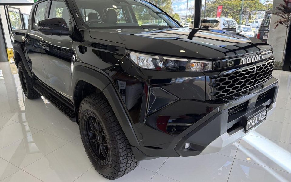 2025 Toyota Hilux SR