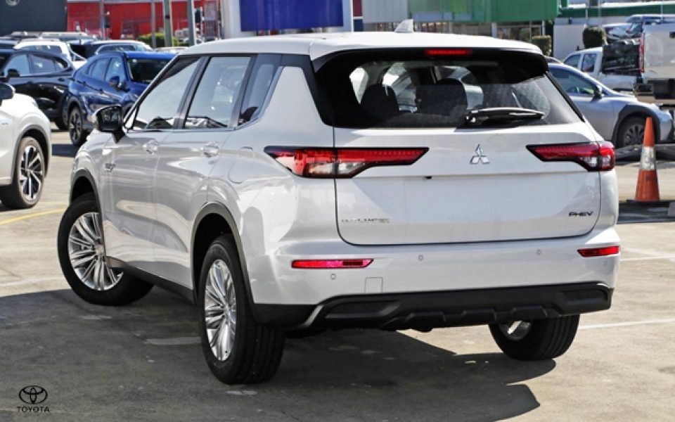 2025 Mitsubishi Outlander PHEV ES