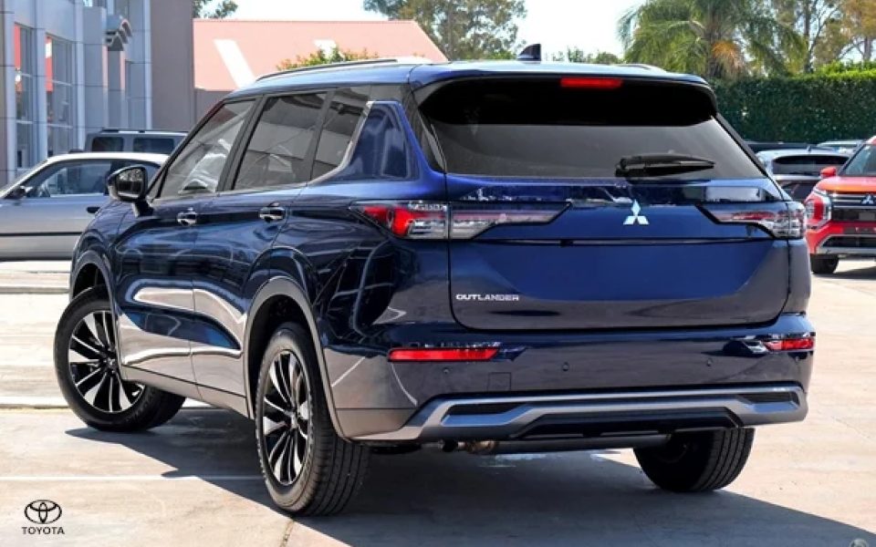 2025 Mitsubishi Outlander LS